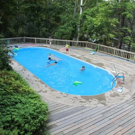 COUNTRY HOME Fenced Backyard, 1 mi. to Town, Kids & Dogs OK!