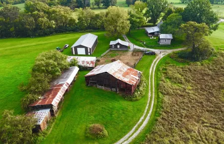 Peaceful Farm Escape. No Cleaning Fee. Pond. Horse Outside Your Window.