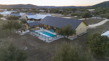 Rustic Riviera•Sleeps 28w/5bdrm•OptHeatedPool•PingPong•FREE FrioAccess@ConcanVIP Отели рядом с достопримечательностью «Парк штата Гарнер»