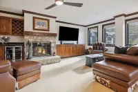Spacious 2BD + Den, Ski In OutIn the Heart of Beaver Creek VillagePool jacuzzi Hotels in Beaver Creek