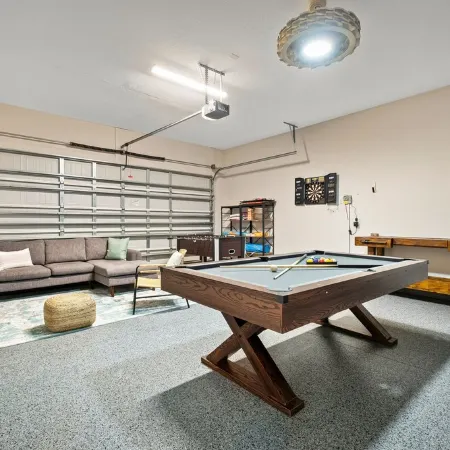 4 blocks from beach! spacious getaway w game room, outdoor kitchen. Kid-friendly