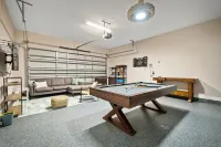 4 blocks from beach! spacious getaway w game room, outdoor kitchen. Kid-friendly - Jacuzzi