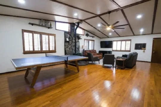 Spacious Mountain Home- w/ game room- 5 min from downtown