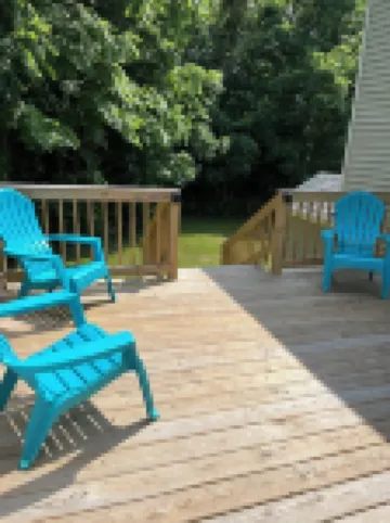 Right off the strip within walking distance to all shops, bars & restaurants.