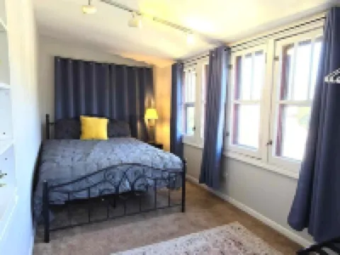 Downtown Oak Park/Fast WIFI/Free Parking/ Victorian Home/Sleeps 6 奧克帕克酒店