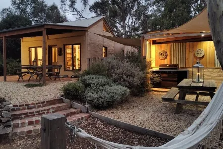 Muckleford Forest Cottage - Bush retreat, wood fire, pizza oven and stunning dam Отели рядом с достопримечательностью «Буда Хисторик Хоум & Гарден»