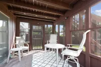 Touch of Class  3-bedroom townhome in Belleville King Bedroom. Hotels in St. Clair County