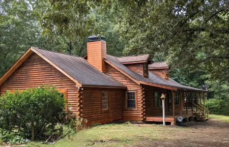 Cabin Bliss - Just 1 Mile from Lake Lanier / 5 Acre / 5 BR with Hot tub