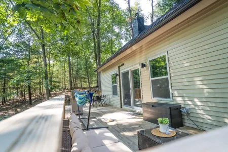 Cozy Arctic Getaway w/ Hot Tub near Bushkill Falls