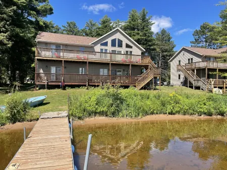 4 bedroom, 2 bath upper and lower unit Sleeps 14 Отели в г. Lincoln County