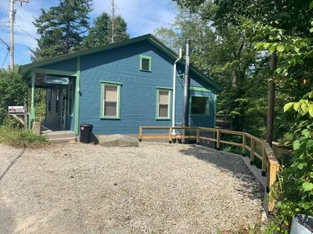 Cozy Cottage overlooking beautiful Loyalhanna Creek in Historic Ligonier!