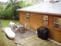 Old Town Cottage: Nestled on a forested hillside on the edge of Hill City