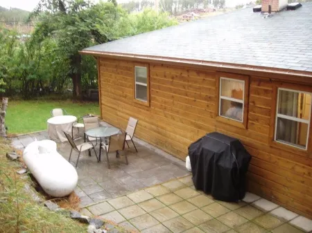 Old Town Cottage: Nestled on a forested hillside on the edge of Hill City