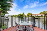 Waterfront Oasis w/ Pool, Minigolf & TikiHut! Perfect for Families