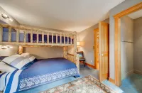 Mountain Views, Hot Tub & Sauna! Cozy Fireplace, 10-Minutes from the Slopes! - Bergblick