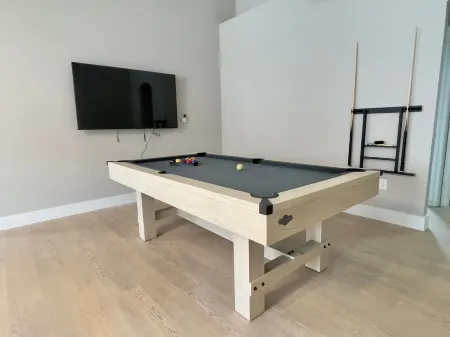 Relaxing 3BED 2BATH POOL Home w. Pond View & HOT TUB Отели в г. Брандон