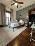 Adorable 1925 Home    Walk to Downtown    Modern Comforts    Sleeps 6