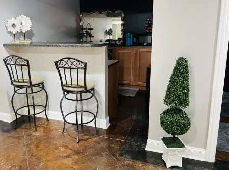 Short term avail! 5 min from MIZZOU,Univ Hospital! Family sized,clean,fenced