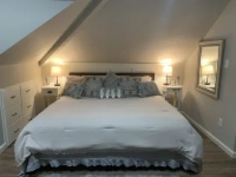 Beautiful Private Spacious Suite Downtown Franklin
