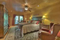 Toccoa River Frontage - Steps from the water, Sleeps 10, Fire Pit, Pet Friendly