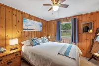 Beautiful Lake House on Belleau 100 ft of Waterfront! Kayaks, Jacuzzi 3100 sqft!