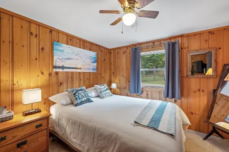 Beautiful Lake House on Belleau 100 ft of Waterfront! Kayaks, Jacuzzi 3100 sqft! Отели в г. Уэйкфилд