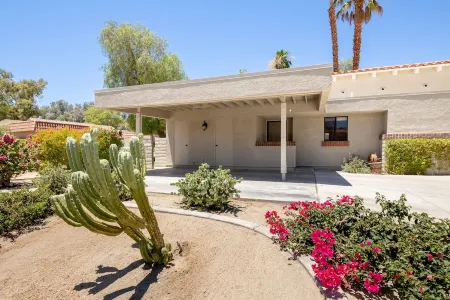 The Bungalow - swim, golf, and pickleball Отели рядом с достопримечательностью «Палм-Дезерт Палмс»