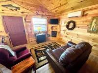 Cabin in town, walking distance to the courthouse square.