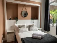 Stunning 2-bed flat with private patio in heart of the west end