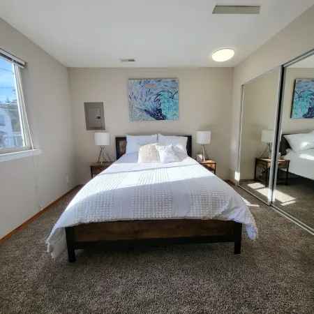 Waterfront 2 bed, 2 baths, 1364 sq ft, views of Mt Rainer, Seattle, and more.