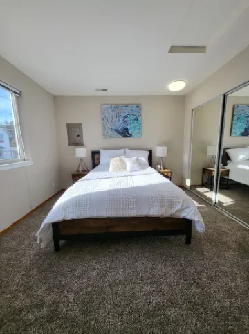 Waterfront 2 bed, 2 baths, 1364 sq ft, views of Mt Rainer, Seattle, and more.