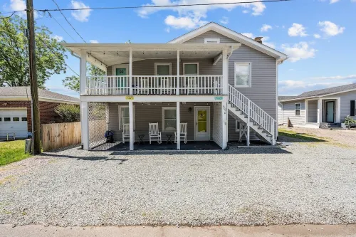The Teal Door is a 3 Bedroom 1 Bath Unit. Sleeps 6. Linens Included!