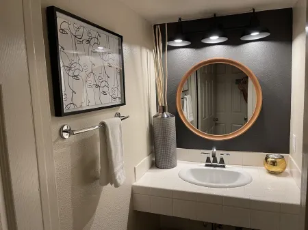 Entire  Fresno/Clovis 2 bedroom bungalow Отели рядом с достопримечательностью «Sierra Vista Kiosk - Fresno County Public Library»