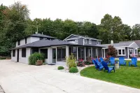 Modern Lakefront Gun Lake Cottage Near Bay Pointe Inn