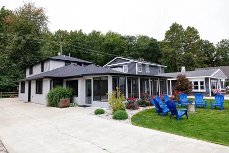 Modern Lakefront Gun Lake Cottage Near Bay Pointe Inn