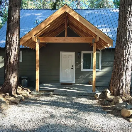 Secluded Cabin with Hot tub on spacious private lot
