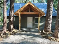 Secluded Cabin with Hot tub on spacious private lot