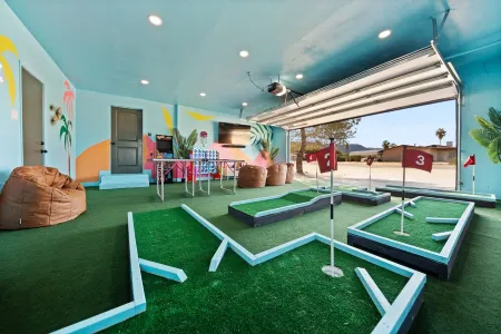 New Listing! Desert Oasis ~ Hot Tub Отели в г. Туэнтинайн-Палмс