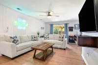 Private Pickleball/Basketball Court - Movie Room - Hot Tub