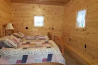 Sweet waterfront cottage, stunning sunsets, private, sleeps 4-8