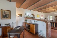 Villa in Gambassi with pool, A/C, village and restaurant at walking distance,