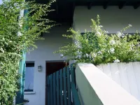 House with garden, quiet, 10' walk from the main beach and 15' from Spain