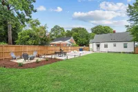 1 Mile to DT, King Bed, Fenced Yard, Fire Pit, Pet Friendly 롤리 컨벤션 센터 주변 호텔