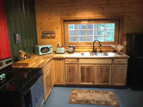 Cozy Cabin in Secluded Forest with Deck on Creek. Full Kitchen. 900 Square Feet.