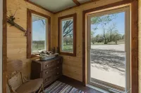 Charming retreat close to downtown, hiking, lakes, 3 acre and private Hotel a La Plata County