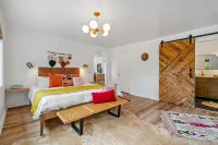 Pelletiere Estate’s Eastwood Casita -Romantic, Bright, Happy-Fast WIFI-Views! ☮️💚 Hotels near Second Baptist Church