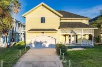 Pool, Hot Tub, Walk to beach 3 bedroom/ 3 bathroom Plenty of Space!