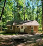 Cozy cabin just steps away from Upper Post Lake.  Pet friendly with a small fee!