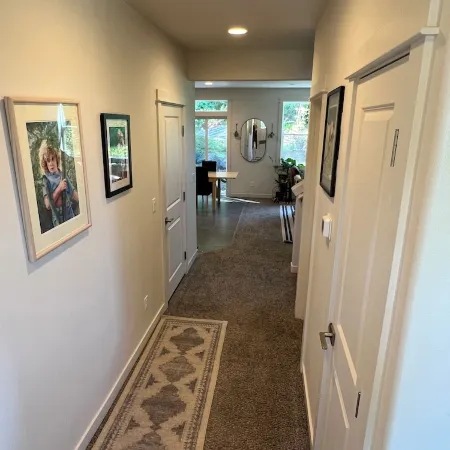 Forest home and outdoor adventure paradise! 15 minutes to Autzen Stadium.
