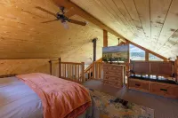 Lux Hot Tub Cabin. Huge Views! 35 Acres! Stargazing/Hiking Retreat! No Pet Fees!